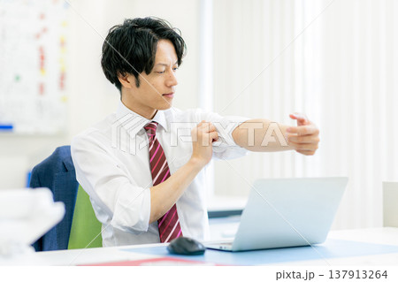 ビジネスマン オフィス ビジネスマン オフィス 137913264
