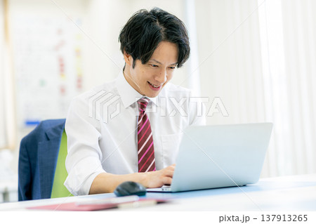 ビジネスマン　オフィス 137913265