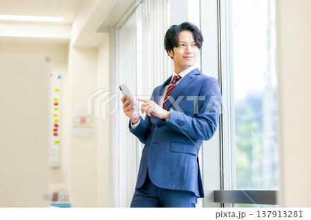 スマートフォンを操作する男性 スマートフォンを操作する男性 137913281