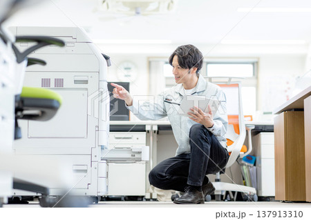 コピー機を点検する男性 137913310