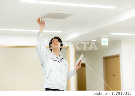 作業着の男性 137913313