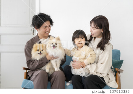 若い家族と2匹の愛犬 若い家族と2匹の愛犬 137913383
