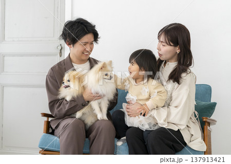 若い家族と2匹の愛犬 137913421