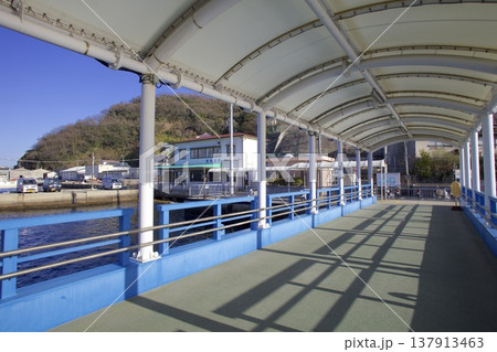 家島本島(家島諸島の一島)・宮港の浮桟橋/瀬戸内海国立公園 家島本島(家島諸島の一島)・宮港の浮桟橋/瀬戸内海国立公園 137913463