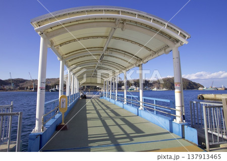 家島本島(家島諸島の一島)・宮港の浮桟橋(姫路港⇔家島/真浦港,宮港) 家島本島(家島諸島の一島)・宮港の浮桟橋(姫路港⇔家島/真浦港,宮港) 137913465