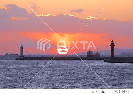姫路港より望む播磨灘に沈みゆく夕陽と蜃気楼と紅白の灯台 137913471