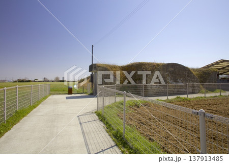 鶉野飛行場(うずらのひこうじょう)跡・「巨大防空壕」 鶉野飛行場(うずらのひこうじょう)跡・「巨大防空壕」 137913485