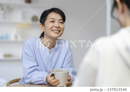 笑顔で会話をする50代後半の女性 笑顔で会話をする50代後半の女性 137913549