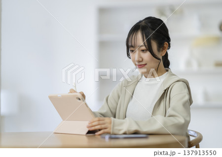 タブレットを使って勉強する女子学生 タブレットを使って勉強する女子学生 137913550