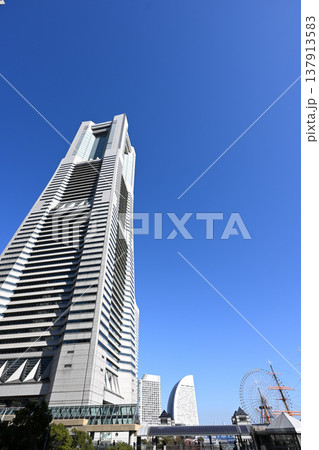 横浜みなとみらい21と秋の風景 横浜みなとみらい21と秋の風景 137913583