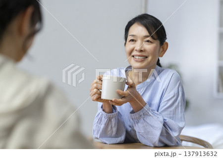 娘と笑顔で会話をする母親 137913632