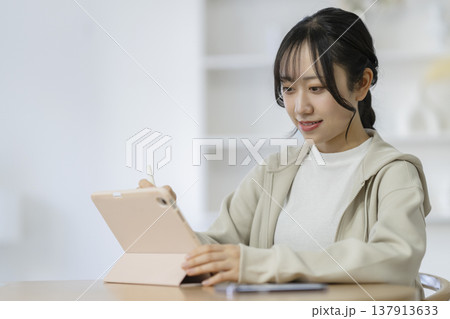 タブレットを使って勉強する女子学生 137913633
