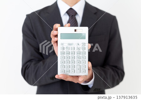 電卓を持つスーツを着たミドル男性ビジネスマン 137913635