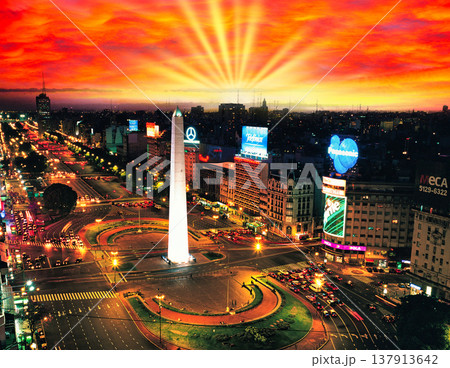 ブエノス・アイレス市内の美しい夜景 137913642