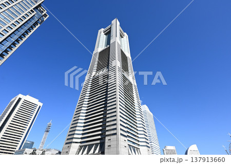 横浜みなとみらい21と秋の風景 横浜みなとみらい21と秋の風景 137913660