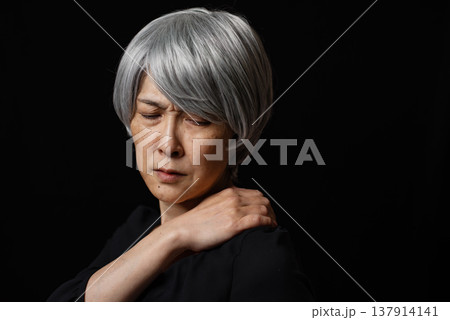 肩こりに悩む白髪のシニア女性 肩こりに悩む白髪のシニア女性 137914141