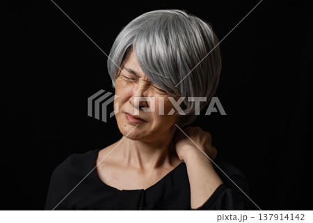 肩こりに悩む白髪のシニア女性 肩こりに悩む白髪のシニア女性 137914142