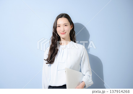 転職採用と人材やキャリアの希望を表現するビジネス広告イメージカメラ目線水色背景 転職採用と人材やキャリアの希望を表現するビジネス広告イメージカメラ目線水色背景 137914268