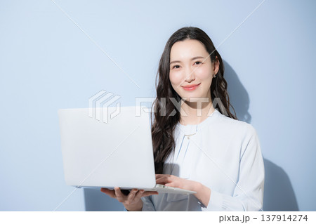 転職採用と人材やキャリアの希望を表現するビジネス広告イメージ水色背景カメラ目線 137914274