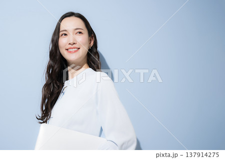 転職採用と人材やキャリアの希望を表現するビジネス広告イメージ縦水色背景 137914275