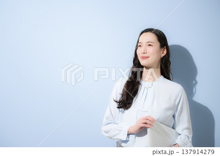 転職採用と人材やキャリアの希望を表現するビジネス広告イメージ水色背景 137914279