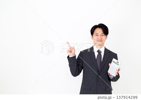 電卓を持つスーツを着たミドル男性ビジネスマン 137914299
