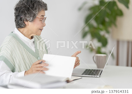 デスクワークをするシニア女性 137914331