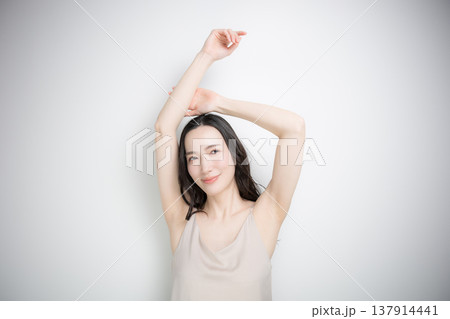 若い女性の脱毛など脇や腕などの上半身のビューティーやエステのイメージ 白背景 若い女性の脱毛など脇や腕などの上半身のビューティーやエステのイメージ 白背景 137914441