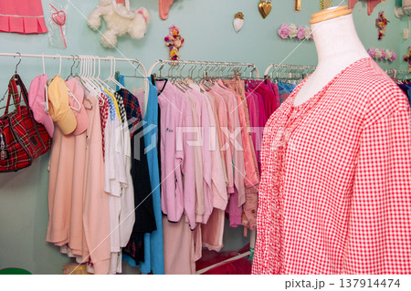 原宿系古着屋さんのおしゃれな店内　 137914474