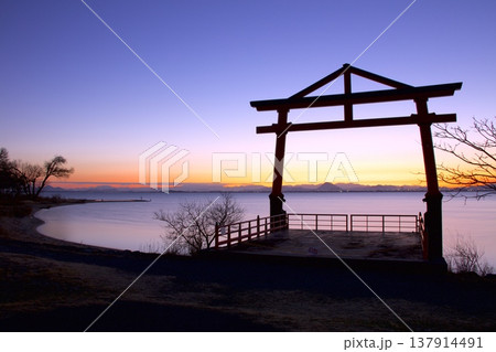 朝焼け染まる「七本柳鳥居」と琵琶湖/坂本城址公園（明智光秀ゆかりの地） 137914491