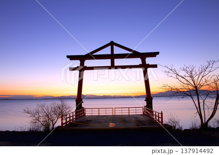朝焼け染まる「七本柳鳥居」と琵琶湖/坂本城址公園（明智光秀ゆかりの地） 137914492