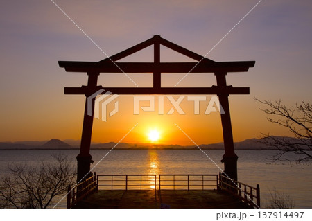 「七本柳鳥居」と朝陽と琵琶湖/坂本城跡（明智光秀ゆかりの地） 137914497