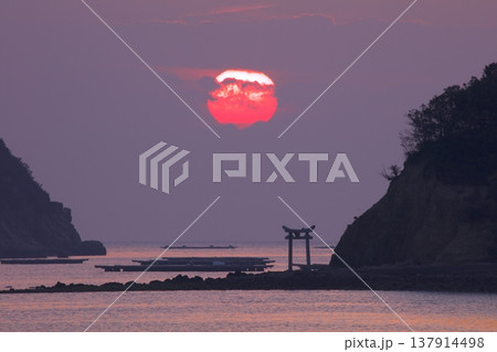 長島神社の鳥居（手影島）と朝陽 137914498