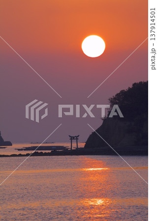 長島神社の鳥居(手影島)と朝陽 長島神社の鳥居(手影島)と朝陽 137914501