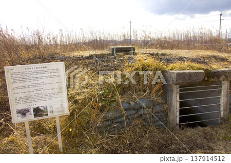 鶉野飛行場（うずらのひこうじょう）跡・無蓋掩体壕跡地 137914512