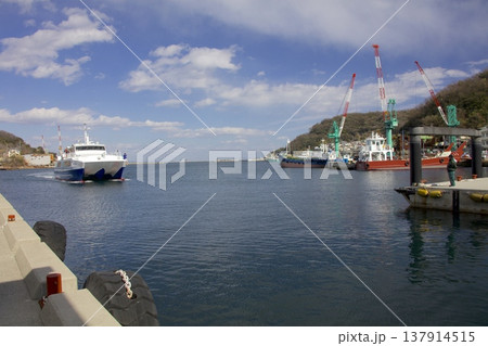 家島本島(家島諸島の一島)・真浦港と家島汽船・高速いえしま/瀬戸内海国立公園 家島本島(家島諸島の一島)・真浦港と家島汽船・高速いえしま/瀬戸内海国立公園 137914515