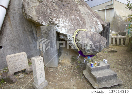 家島本島（家島諸島の一島）・真浦港にある奇岩「どんがめっさん」航海の安全を司る水神様 137914519