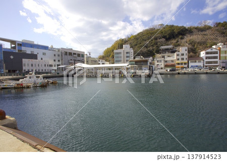 家島本島(家島諸島の一島)・真浦港/瀬戸内海国立公園 家島本島(家島諸島の一島)・真浦港/瀬戸内海国立公園 137914523