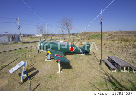 鶉野飛行場（うずらのひこうじょう）跡・無蓋掩体壕跡地 137914537