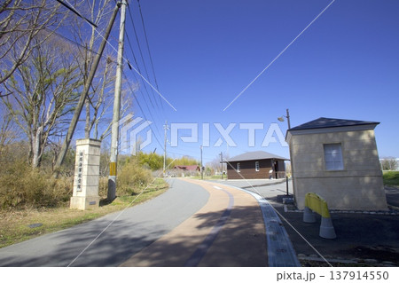 鶉野飛行場（うずらのひこうじょう）跡・「門柱・衛兵詰所跡」 137914550