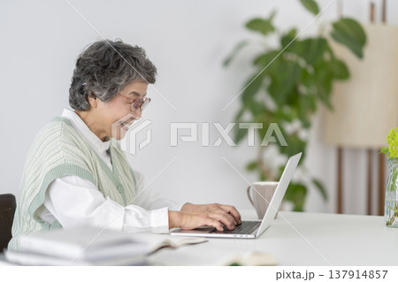 ノートパソコンで作業をするシニア女性 137914857