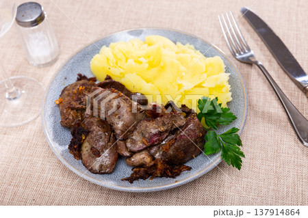 Healthy dinner of roasted chicken liver and garnish of mashed potatoes Healthy dinner of roasted chicken liver and garnish of mashed potatoes 137914864