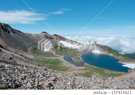 乗鞍岳のお鉢と火口湖・権現池の風景 137915021