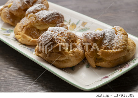 手作りシュークリーム 自然光 手作りシュークリーム 自然光 137915309