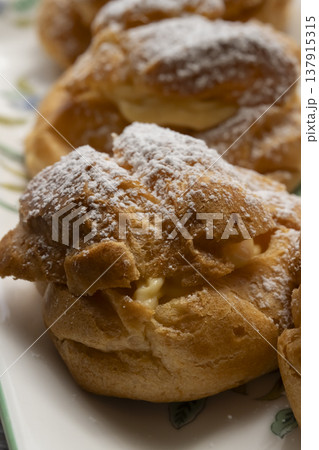 手作りシュークリーム 自然光 手作りシュークリーム 自然光 137915315