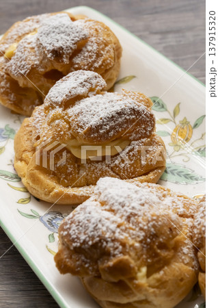 手作りシュークリーム　自然光 137915320