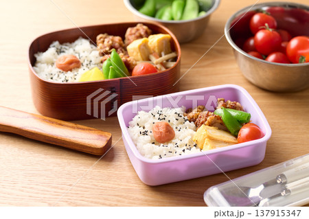 子供と大人のお弁当 137915347