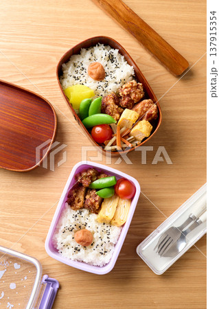 子供と大人のお弁当 137915354