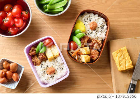 子供と大人のお弁当 137915356