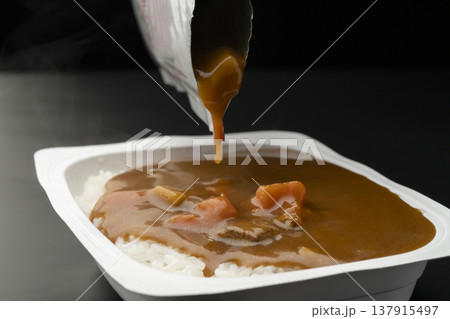 レトルトパックご飯にレトルトカレーをかける　 137915497